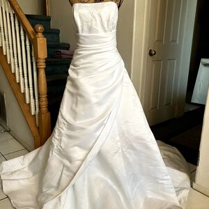 Elegant White Strapless Wedding Dress
